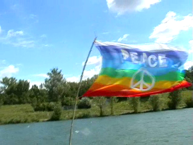 Auf der Donau mit Peace-Flagge