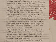 Foto der ersten Seite im Schularbeitsheft. Meine Handschift mit dem Text, den ich im Blogpost schon transkribiert habe.
